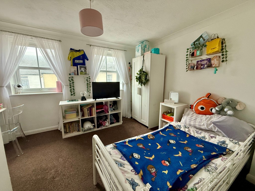 Lot: 180 - FREEHOLD MODERN END-TERRACE HOUSE INVESTMENT - Bedroom two